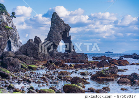 (Shizuoka Prefecture) Minamiizu Ounohama strange rocks and shrimp holes 87509017