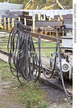 Elements of the system for transporting a current-carrying cable 87509191