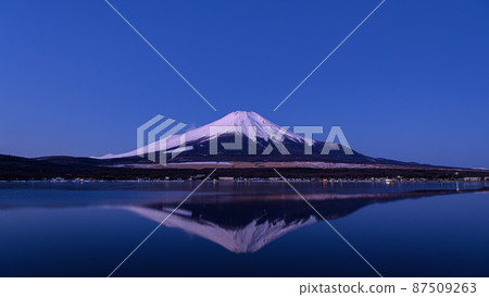 (Yamanashi Prefecture) A spectacular view of Lake Yamanaka and upside down Mt. Fuji at dawn 87509263