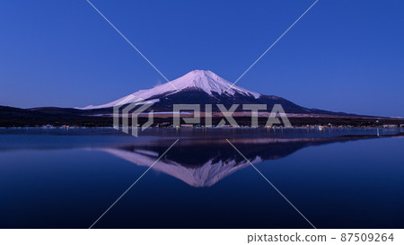 (Yamanashi Prefecture) A spectacular view of Lake Yamanaka and upside down Mt. Fuji at dawn 87509264