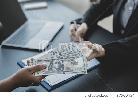 The owner's business personally signed the deal closing the deal by accepting bribes. The concept of bribery and corruption The owner's business personally signed the deal closing the deal by accepting bribes. The concept of bribery and corruption 87509454