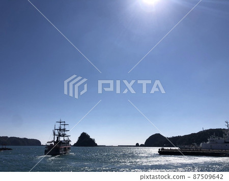 Departure by ship Departure by ship 87509642