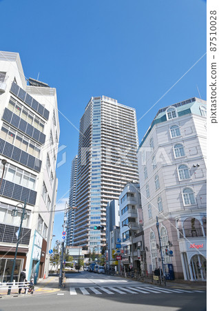 從東京都品川區武藏小山站前的鮫蘇小山線交叉口看到的塔式公寓和建築物 從東京都品川區武藏小山站前的鮫蘇小山線交叉口看到的塔式公寓和建築物 87510028