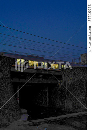 從蘇馬海岸看到的火車 87510938