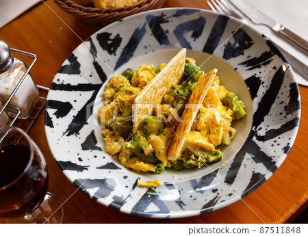Scrambled eggs with prawns and asparagus 87511848