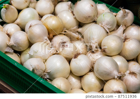 Onions on market display Onions on market display 87511936