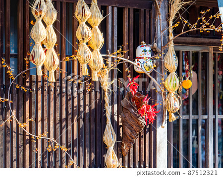 Scenery of Tsumago-juku in winter, sunny in February, lattice windows and decorations on the quaint cityscape Scenery of Tsumago-juku in winter, sunny in February, lattice windows and decorations on the quaint cityscape 87512321
