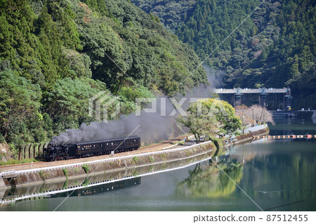 SL and railcars that feel nostalgic 87512455
