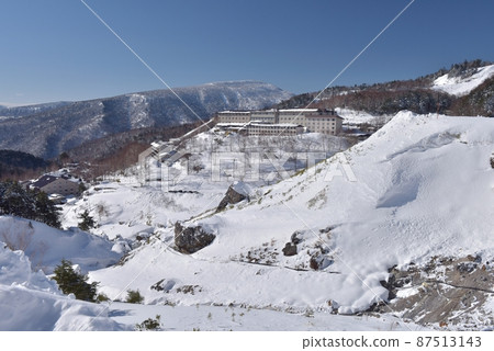 January 2, 2022, taking a picture of Manza Kogen Sotogaya where the blue sky spreads in the valley of the cold wave 87513143