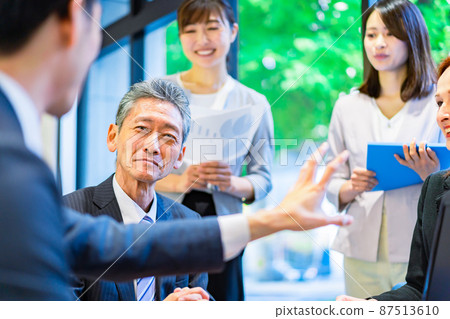 活躍的資深商人 87513610