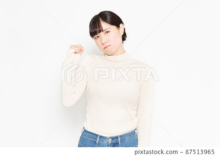 站在白色背景前做憤怒手勢的女人 站在白色背景前做憤怒手勢的女人 87513965