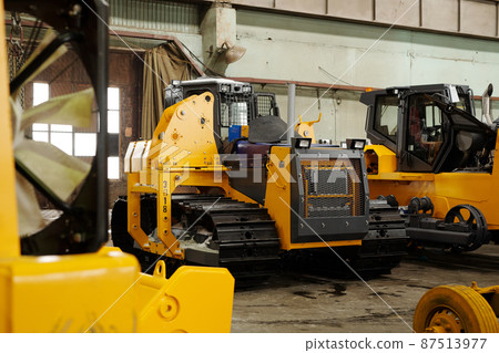 Group of huge road construction machines with caterpillar tyres 87513977