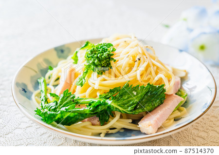 Rapeseed flowers Peperoncino 87514370