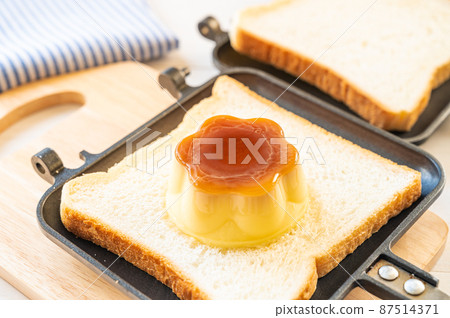 Bread with pudding 87514371