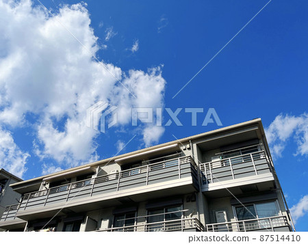 Exterior of the apartment and refreshing blue sky scenery _sky_b_81 87514410