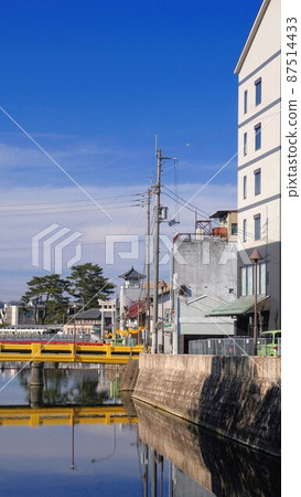 Landscape of Kotohira Town (Kanakura River and Kotoden) [Kotohira Town, Nakatado District, Kagawa Prefecture] 87514433