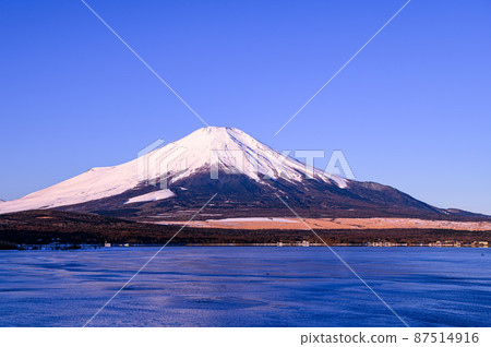 (Yamanashi Prefecture) Lake Yamanaka and Mt. Fuji frozen in the midwinter (Yamanashi Prefecture) Lake Yamanaka and Mt. Fuji frozen in the midwinter 87514916