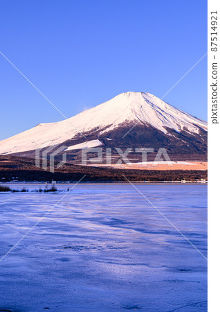 (山梨縣)山中湖和富士山在隆冬結冰 (山梨縣)山中湖和富士山在隆冬結冰 87514921