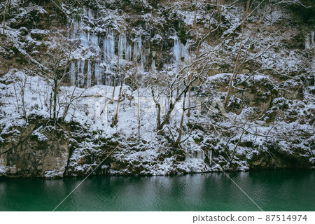 Rock walls and icicles of Kumeji Gorge [Sai River] 87514974