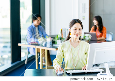 在辦公室工作的職業女性 在辦公室工作的職業女性 87515046