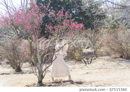Plum blossoms and women 87515360