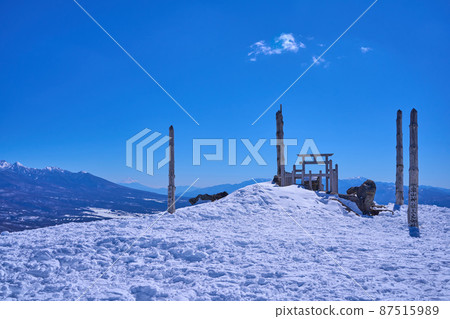 Kurumayama Shrine and Mt. Fuji on the summit of Kurumayama in Nagano Prefecture in winter 87515989