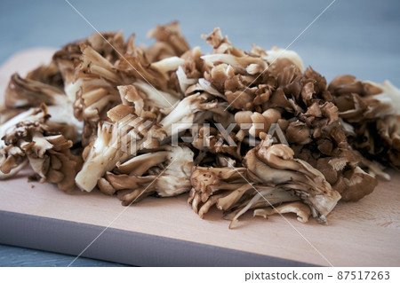 一個小的鬆散的舞茸堆積在托盤上 87517263