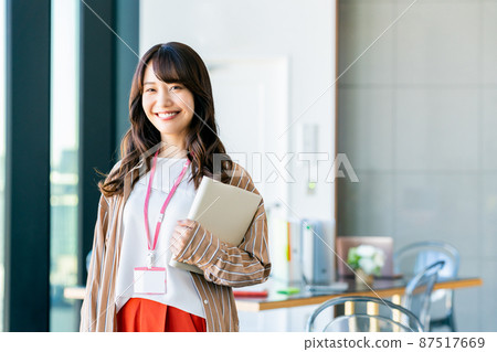 Young business woman in the office 87517669