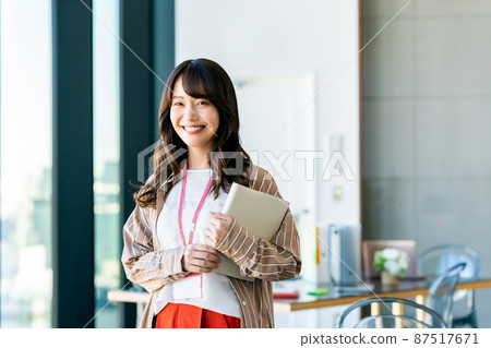 Young business woman in the office Young business woman in the office 87517671