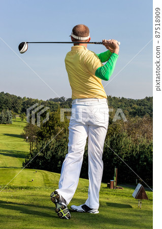 Man playing golf 87518909