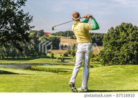 Man playing golf 87518910