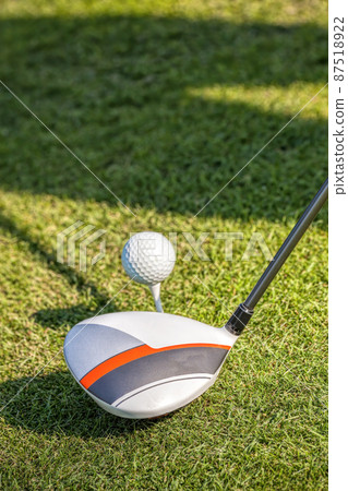 Man playing golf 87518922