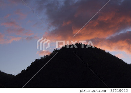 Early January Gifu mountain top and sunrise sky 87519023