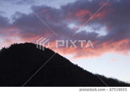 Early January Gifu mountain top and sunrise sky 87519033