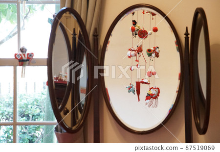 Hanging decoration reflected in the mirror 87519069
