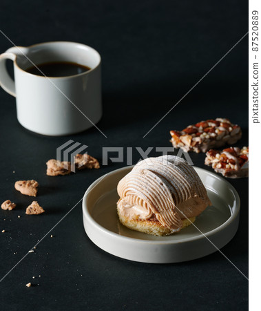 Mont Blanc cake placed with coffee 87520889