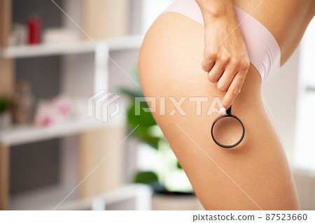 A woman who puts a loupe on her leg. A woman who puts a loupe on her leg. 87523660