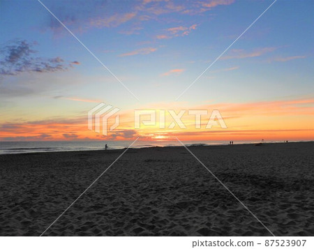 海岸的日出 海岸的日出 87523907