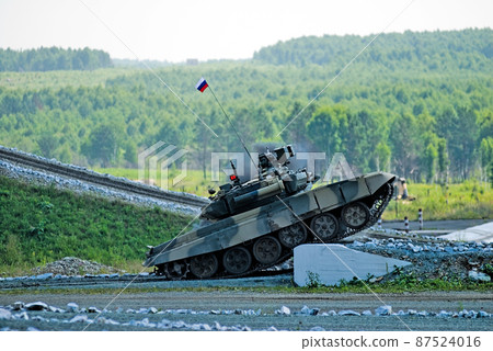 Tank T-80 shoots sideward 87524016