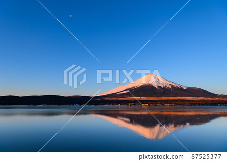 (Yamanashi Prefecture) Superb view of Lake Yamanaka and upside-down red Fuji at dawn (Yamanashi Prefecture) Superb view of Lake Yamanaka and upside-down red Fuji at dawn 87525377