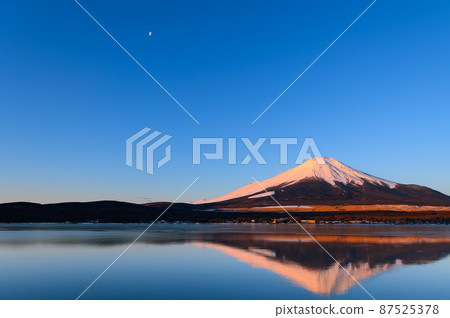 (Yamanashi Prefecture) Superb view of Lake Yamanaka and upside-down red Fuji at dawn (Yamanashi Prefecture) Superb view of Lake Yamanaka and upside-down red Fuji at dawn 87525378