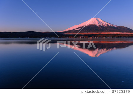 (Yamanashi Prefecture) Superb view of Lake Yamanaka and upside-down red Fuji at dawn (Yamanashi Prefecture) Superb view of Lake Yamanaka and upside-down red Fuji at dawn 87525379