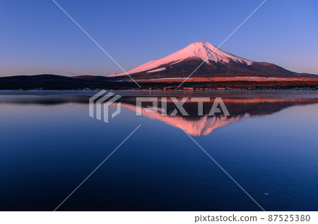 (Yamanashi Prefecture) Superb view of Lake Yamanaka and upside-down red Fuji at dawn (Yamanashi Prefecture) Superb view of Lake Yamanaka and upside-down red Fuji at dawn 87525380