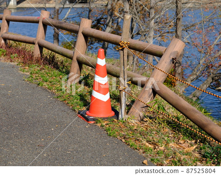 安全柵欄倒塌部分和三角錐 87525804