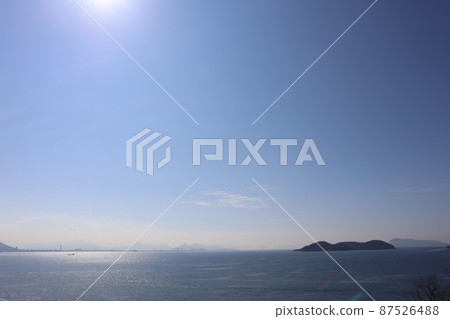 The sun, the blue sky, the white clouds, the white sky, the glittering water surface, the blue sea surface, the islands, the ships, and the haze of factories, towns, and mountains on the opposite bank. The sun, the blue sky, the white clouds, the white sky, the glittering water surface, the blue sea surface, the islands, the ships, and the haze of factories, towns, and mountains on the opposite bank. 87526488