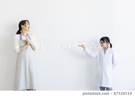 實驗室外套的女孩和家庭主婦 87526519