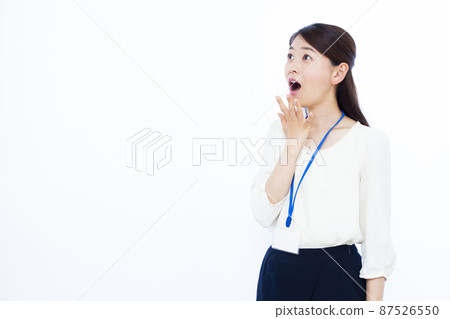 A business woman in her thirties who is surprised with a smile A business woman in her thirties who is surprised with a smile 87526550