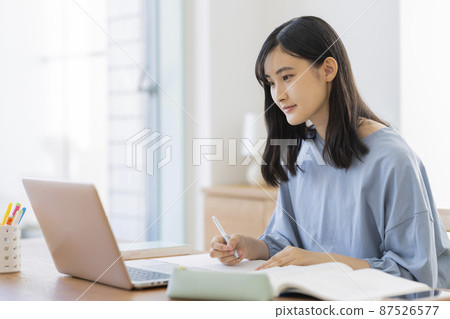 Girl studying while looking at a computer High school junior high school student Girl studying while looking at a computer High school junior high school student 87526577