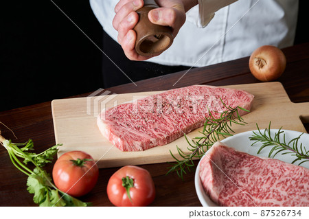 國產和牛里脊牛排 將胡椒灑在肉上的廚師 87526734
