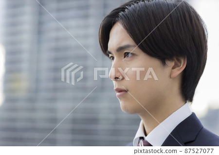 招聘西裝的年輕人求職新員工 87527077